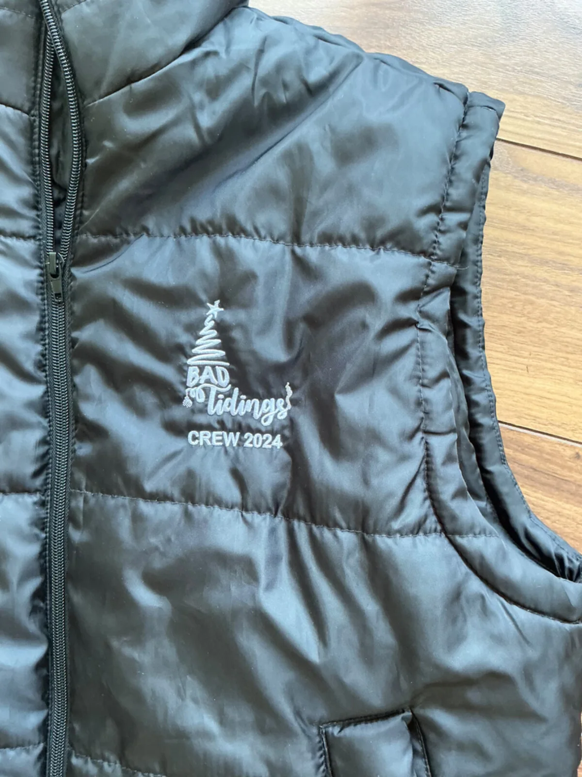 Bad Tidings - Gilet Body / Warmer White Embroidered Film Crew Set Given size M, изображение 2