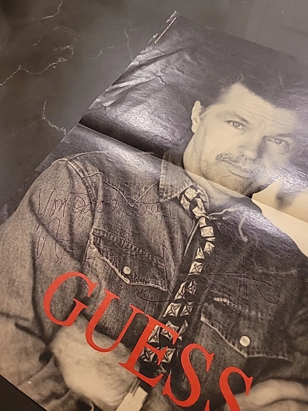 Tom Skerritt — Tom Skerritt Signed Guess Ad Page From A Mag NO Coa DARK Ink TO Rene Hard Visabl, изображение 3