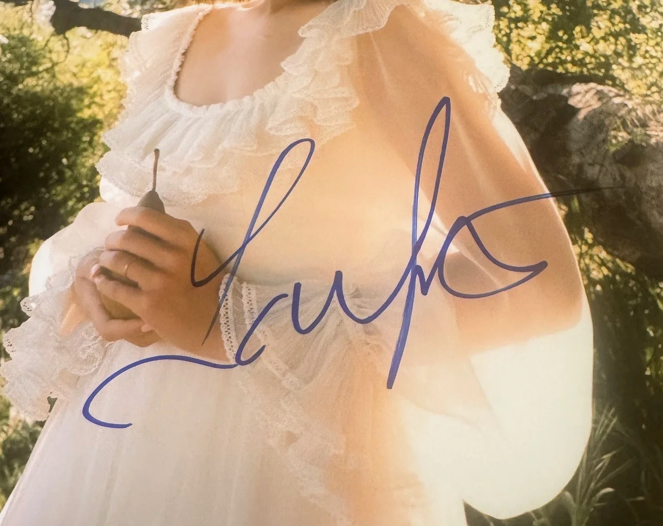 LAUFEY Autographed 8x10 Photo JSA COA SIGNED AUTO, изображение 2
