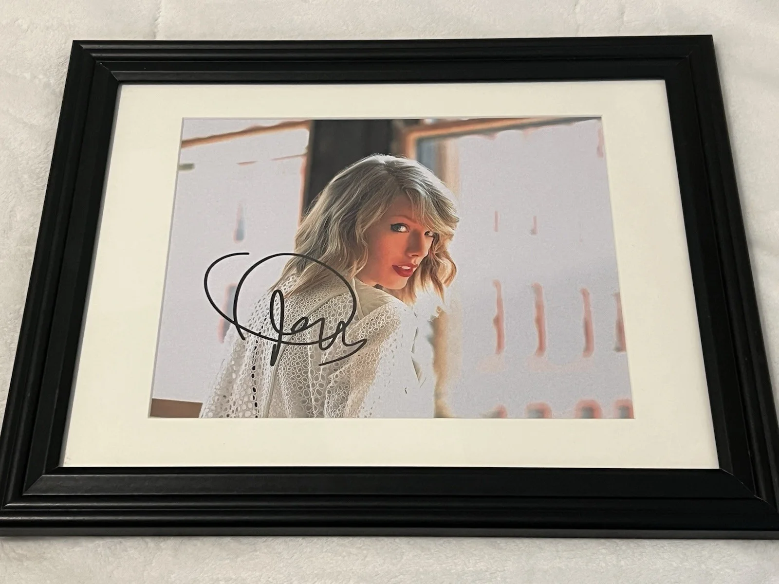 TAYLOR SWIFT Autographed signed 8 X 11.5 Framed photo Country Pop Superstar, image 2