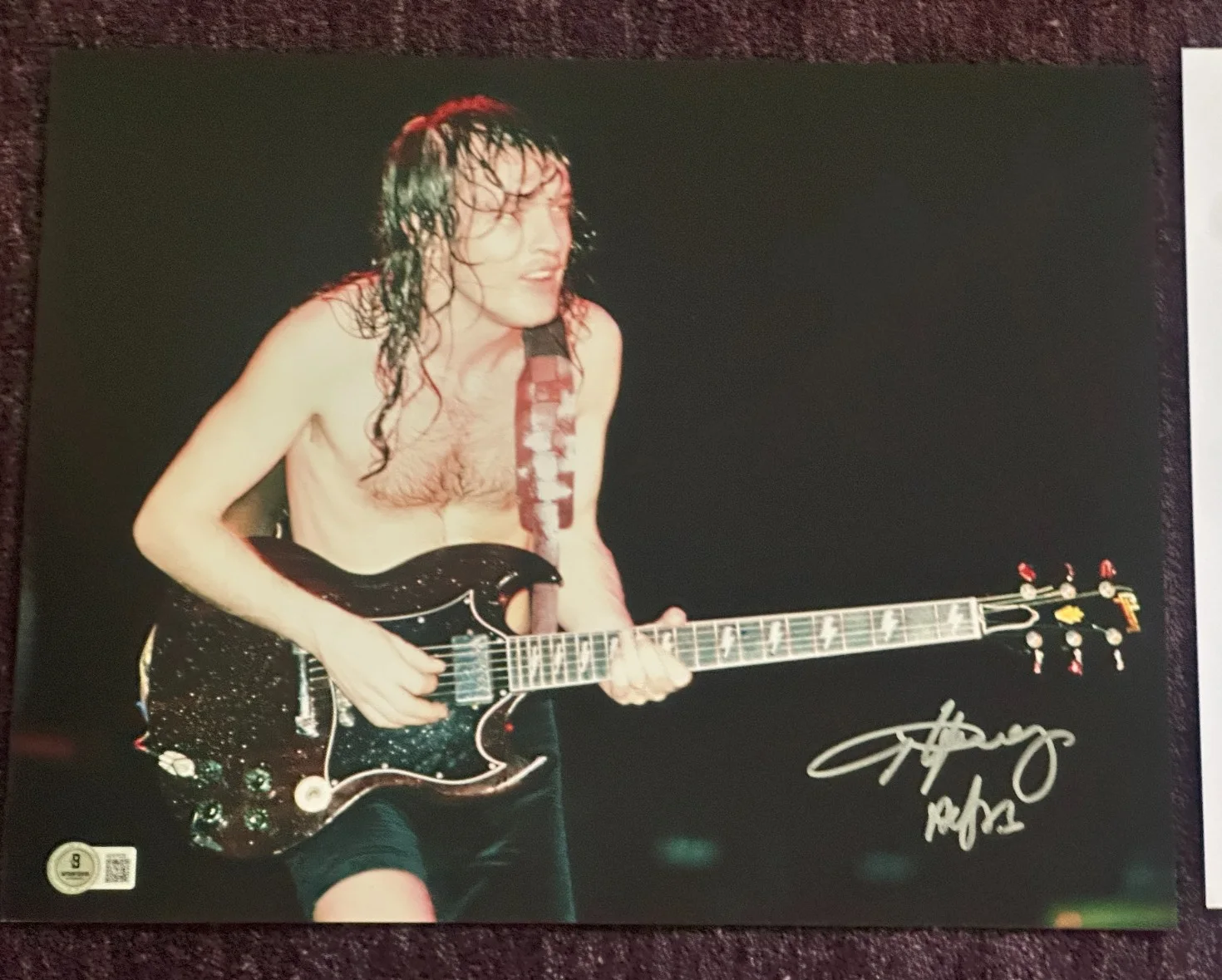 ANGUS YOUNG Signed AC/DC 11x14 PHOTO Beckett (BAS) LOA w/ Inscrip, изображение 2