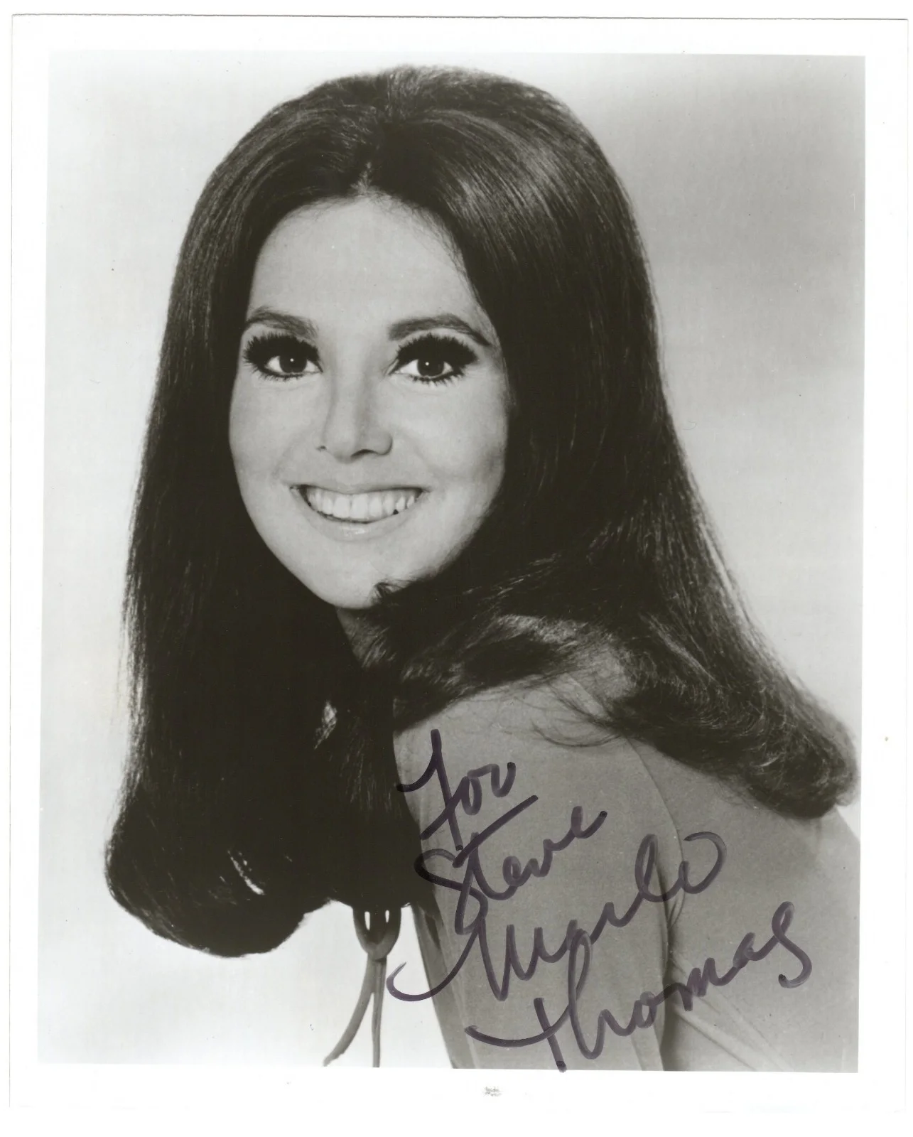 Marlo Thomas — MARLO THOMAS Autograph Inscribed Signed 8X10 B&W THAT GIRL Publicity Photo w/COA