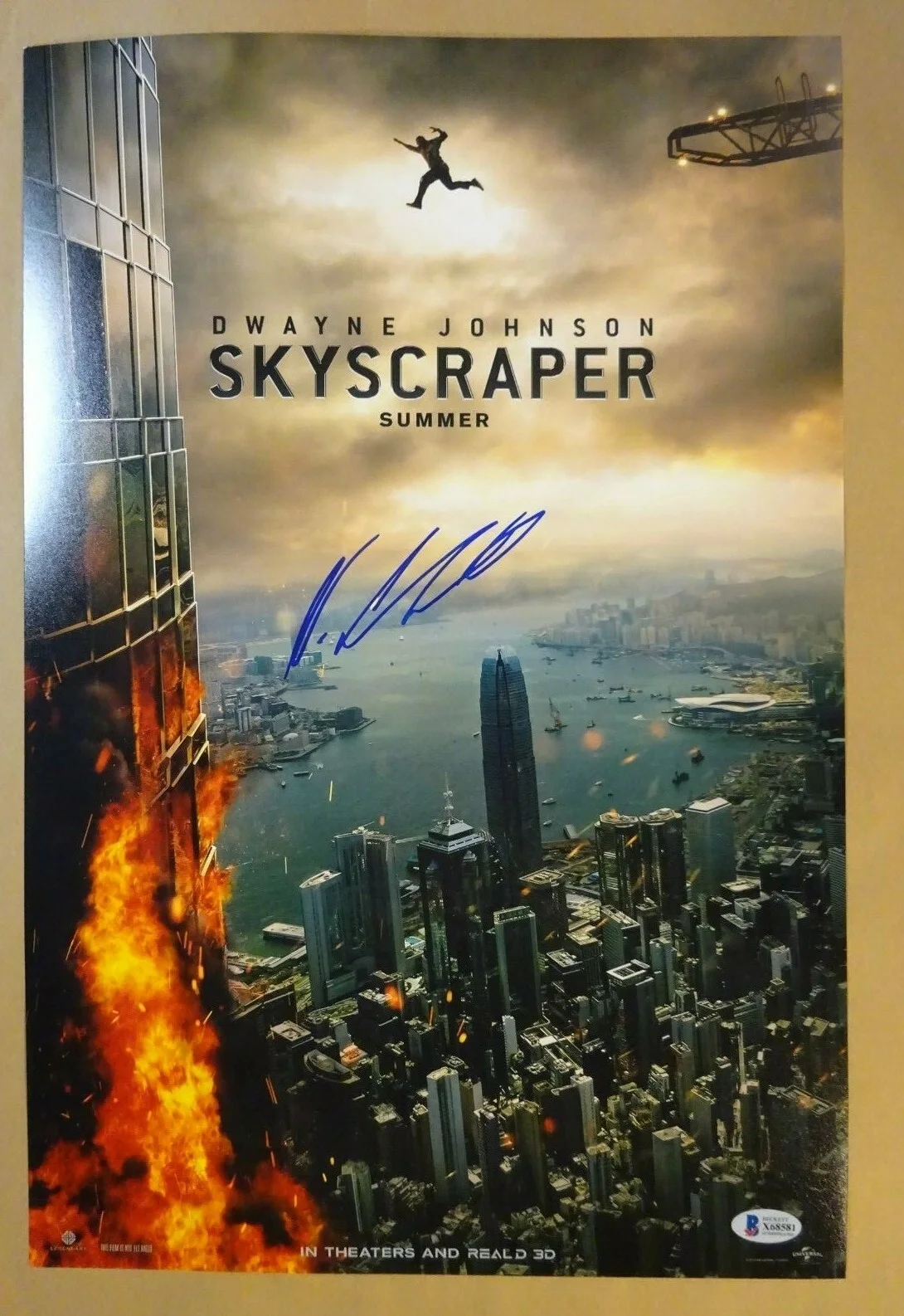Neve Campbell — Signed NEVE CAMPBELL Autographed SKYSCRAPER 12"x18" Photo BECKETT BAS COA, изображение 2