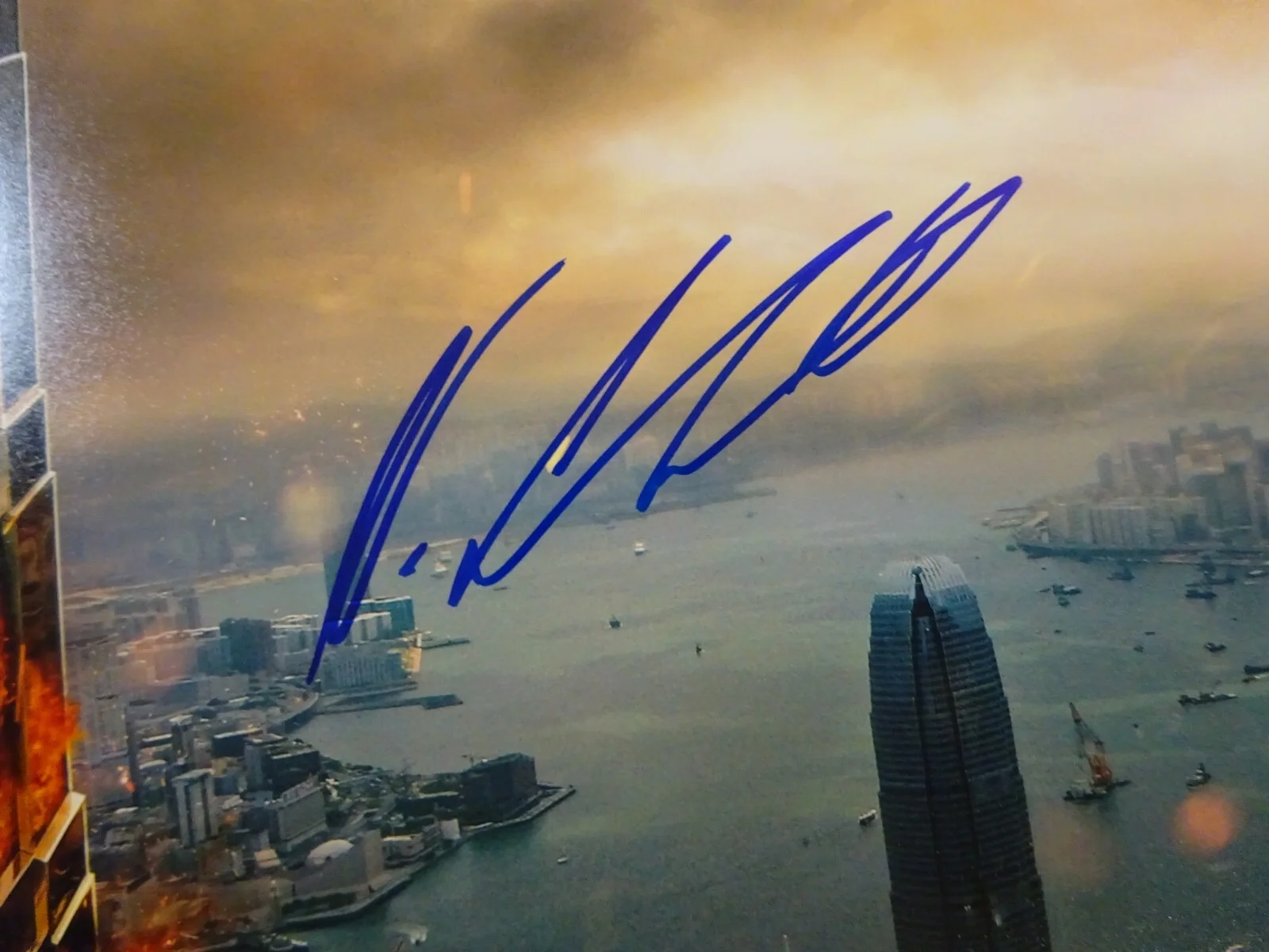 Neve Campbell — Signed NEVE CAMPBELL Autographed SKYSCRAPER 12"x18" Photo BECKETT BAS COA, изображение 3