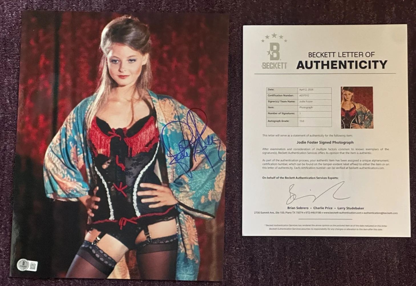 JODIE FOSTER — JODIE FOSTER Signed TAXI DRIVER 11x14 PHOTO with Beckett (BAS) LOA AUTO 10