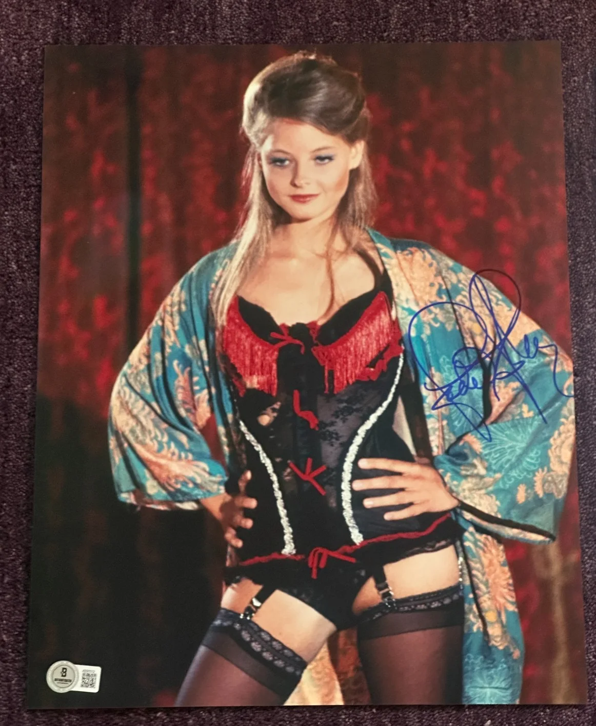 JODIE FOSTER — JODIE FOSTER Signed TAXI DRIVER 11x14 PHOTO with Beckett (BAS) LOA AUTO 10, изображение 2
