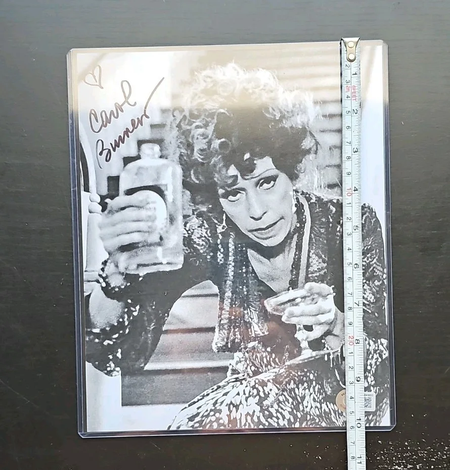 Carol Burnett — Carol Burnett Autographed Photo Beckett Authenticated 10X8 Black And White, изображение 5
