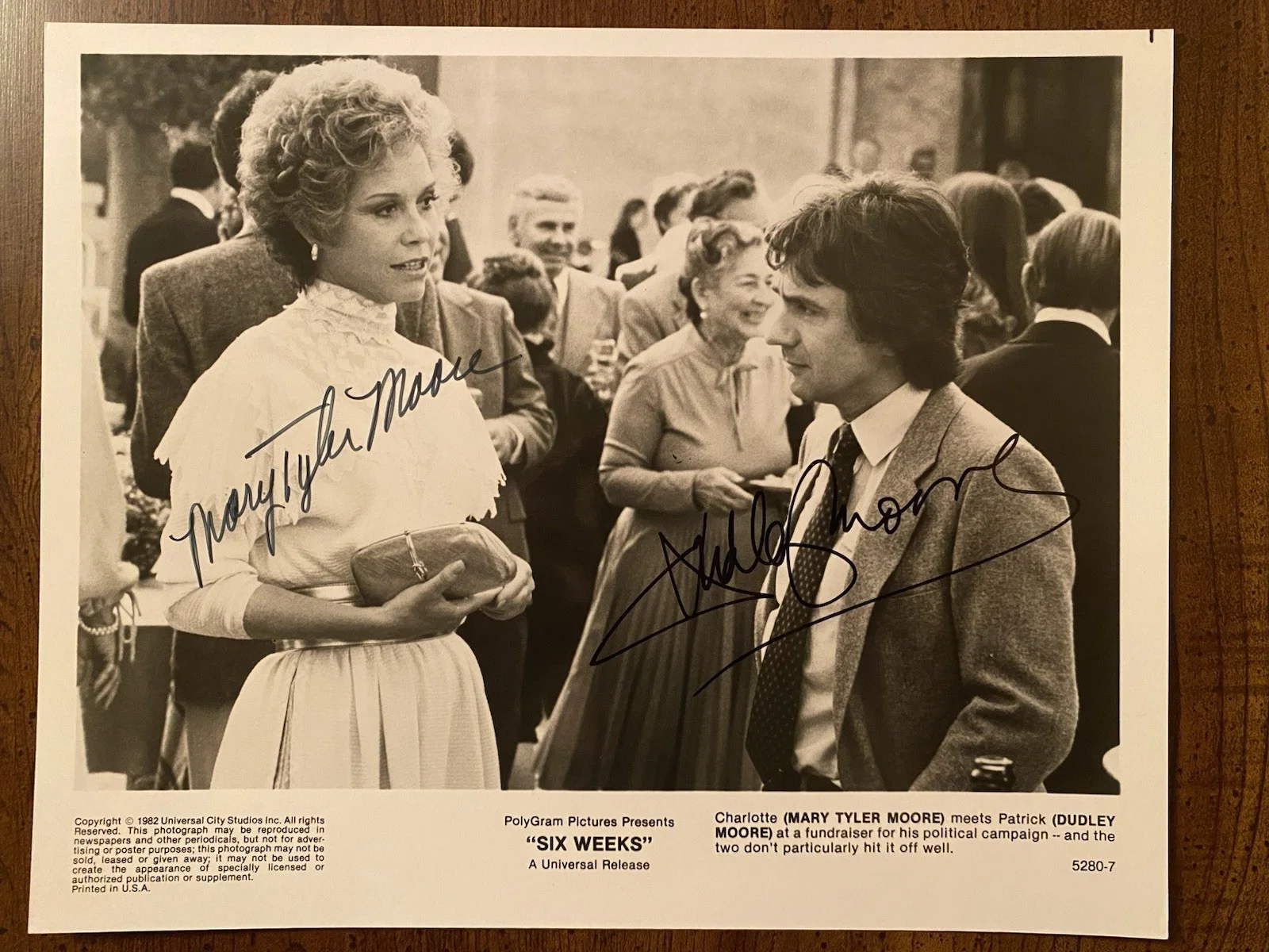 Mary Tyler Moore, Dudley Moore — Mary Tyler Moore Dudley Moore Signed Autographed Photo With COA Six Weeks RARE