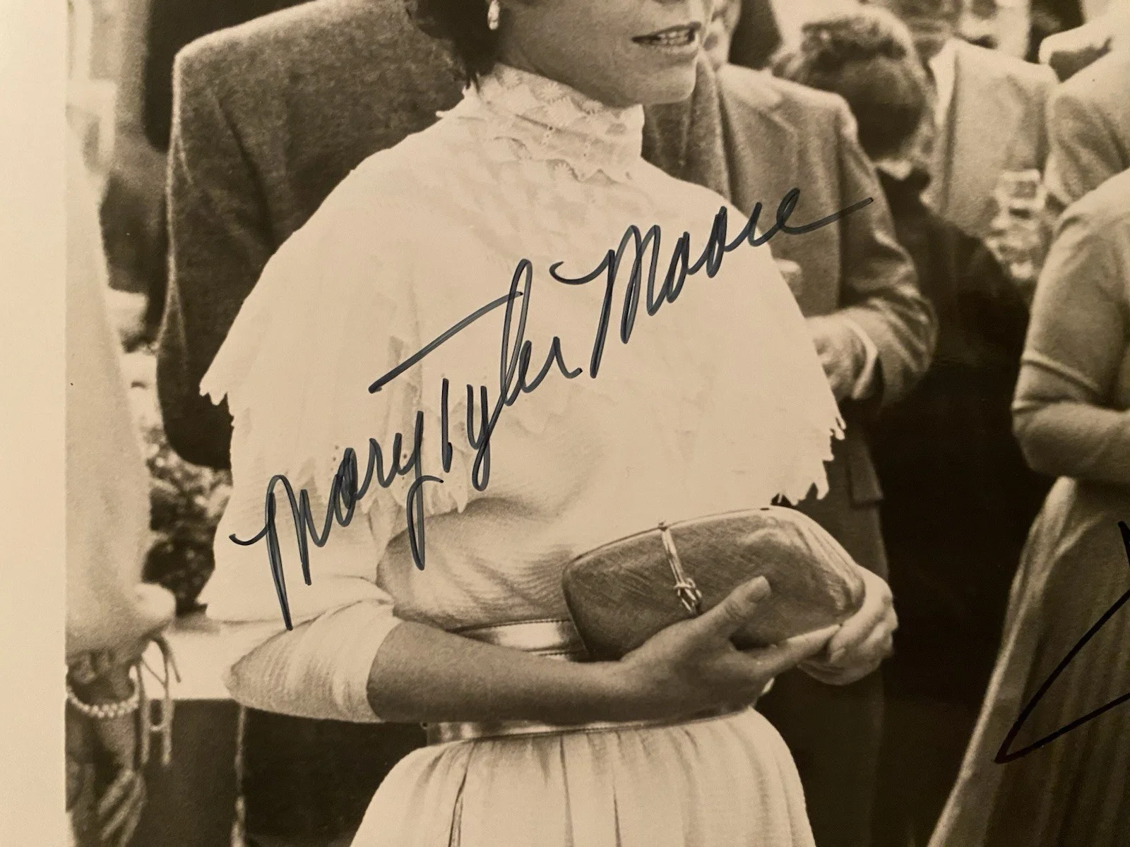 Mary Tyler Moore, Dudley Moore — Mary Tyler Moore Dudley Moore Signed Autographed Photo With COA Six Weeks RARE, изображение 2