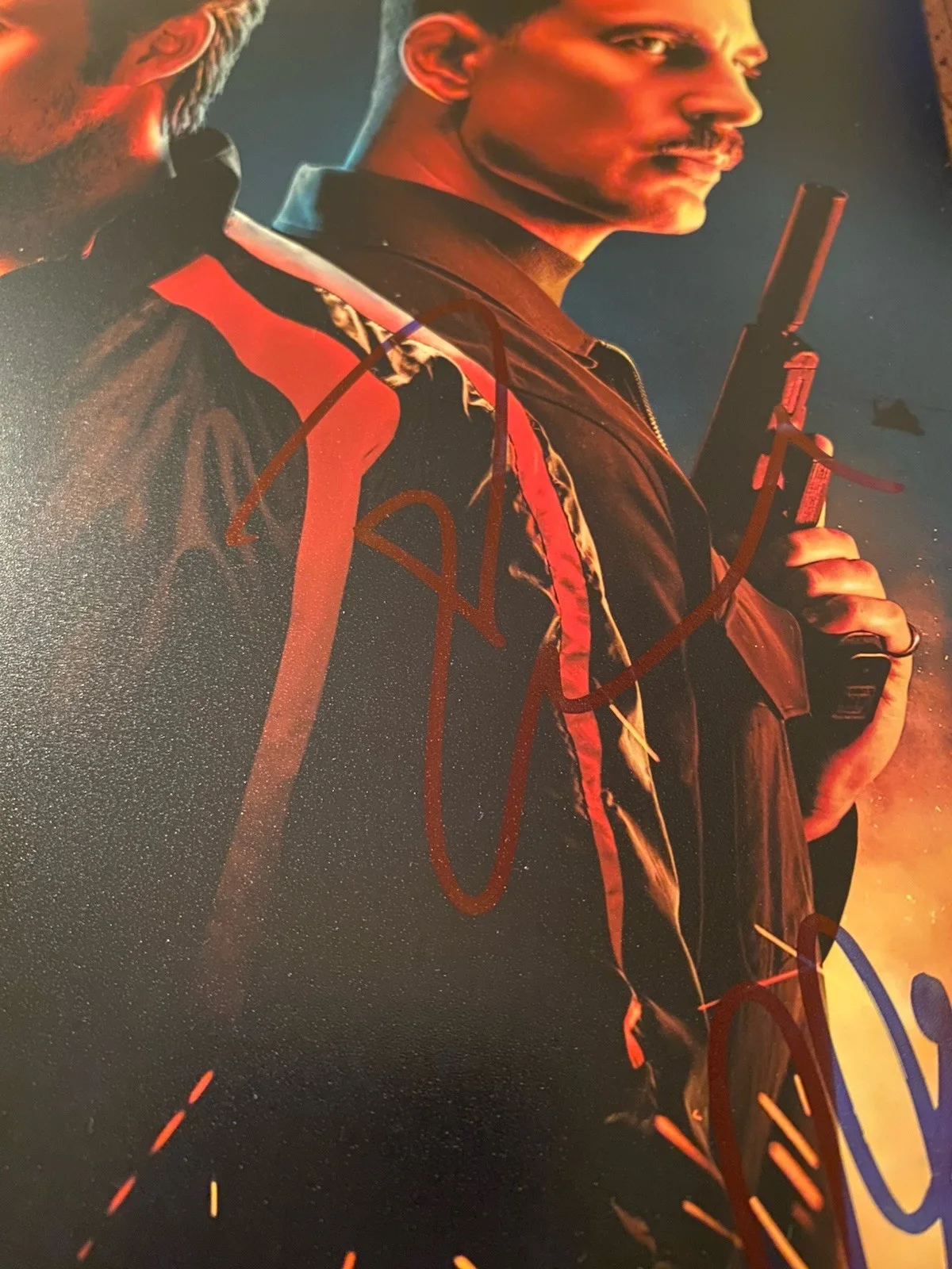 Ryan Gosling, Chris Evans — Ryan Gosling Chris Evans Duel Signed Autographed Photo The Gray Man With COA, изображение 3