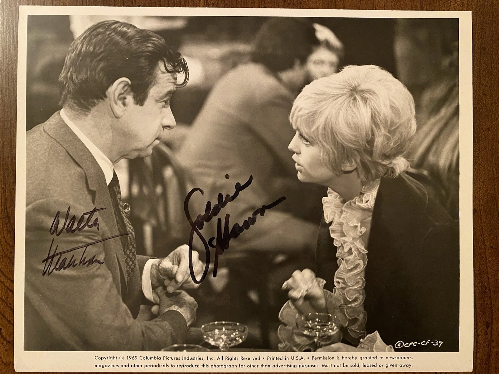 Goldie Hawn, Walter Matthau — Goldie Hawn Walter Matthau Signed Autographed Photo With COA Cactus Flower RARE