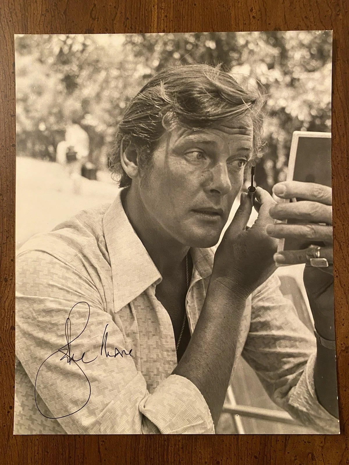Roger Moore — Roger Moore James Bond 007 The Saint Signed Autographed Candid Photo With COA