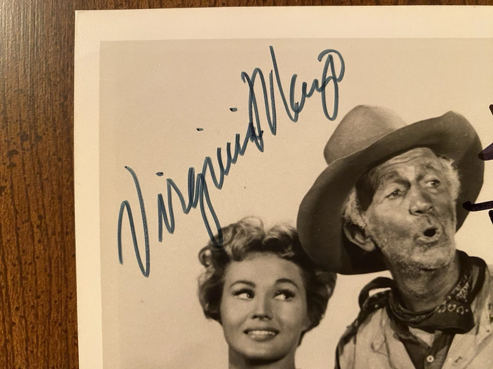 Kirk Douglas, Virginia Mayo, John Agar — Along The Great Divide Cast Signed Photo w COA Kirk Douglas Virginia Mayo Agar, изображение 2