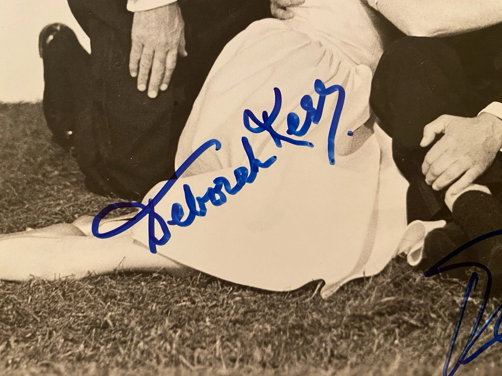 Robert Mitchum, Deborah Kerr, Jean Simmons — The Grass Is Greener Cast Signed Autographed Photo With COA Mitchum Simmons Kerr, изображение 2