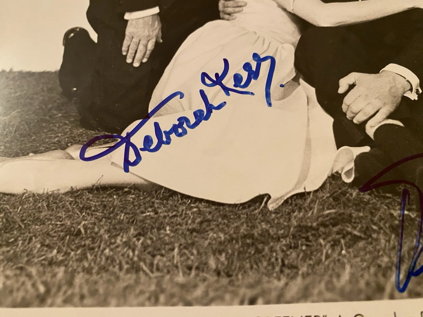 Robert Mitchum, Deborah Kerr, Jean Simmons — The Grass Is Greener Cast Signed Autographed Photo With COA Mitchum Simmons Kerr, изображение 3