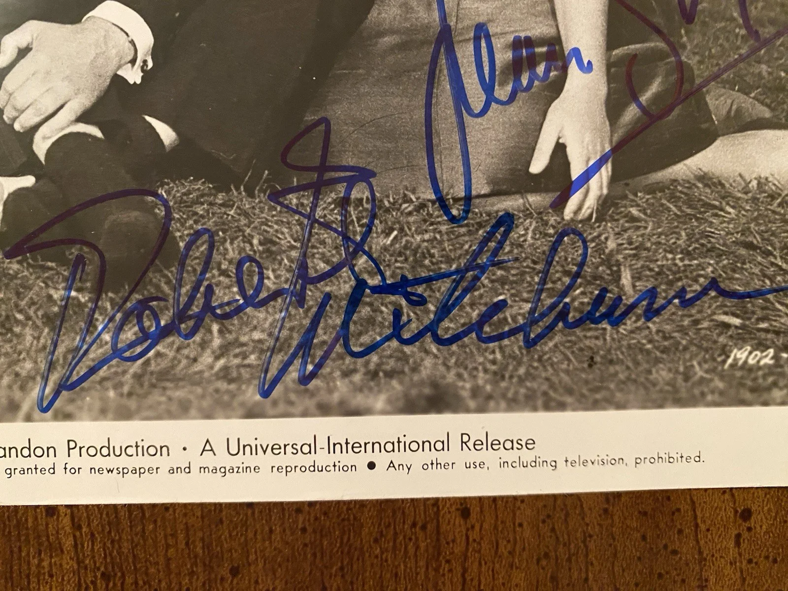 Robert Mitchum, Deborah Kerr, Jean Simmons — The Grass Is Greener Cast Signed Autographed Photo With COA Mitchum Simmons Kerr, изображение 4