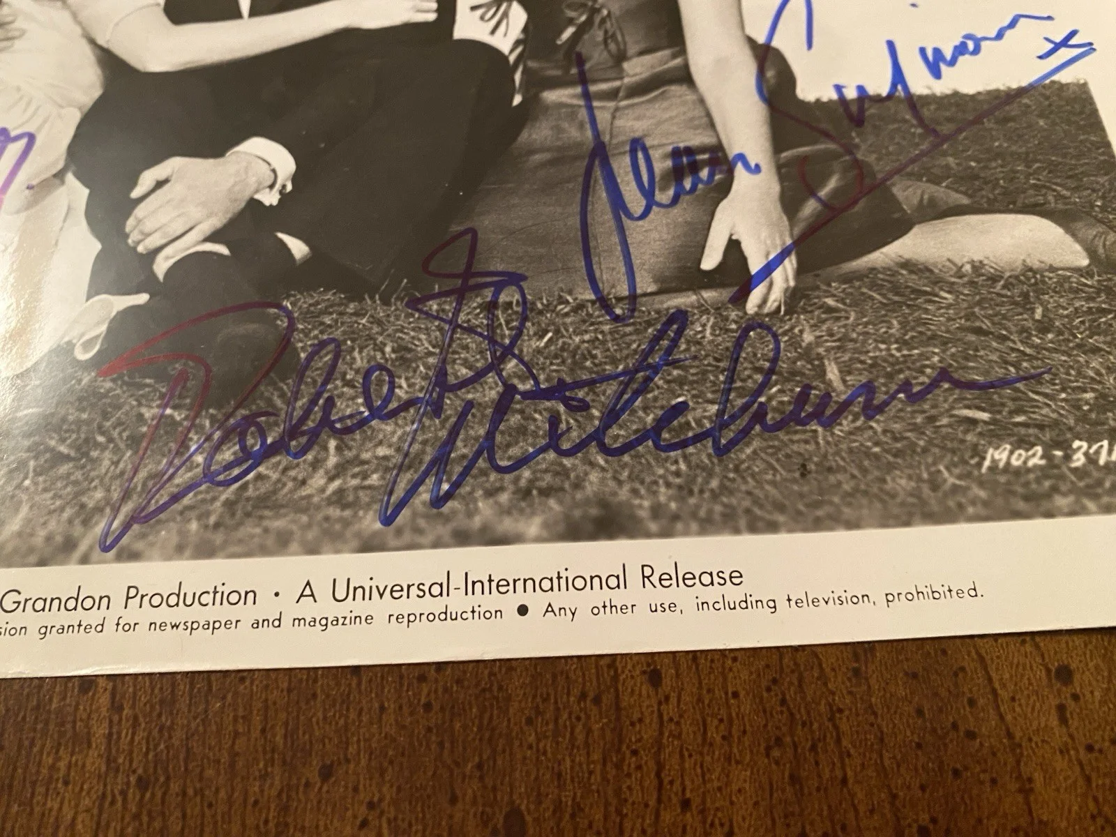 Robert Mitchum, Deborah Kerr, Jean Simmons — The Grass Is Greener Cast Signed Autographed Photo With COA Mitchum Simmons Kerr, изображение 5