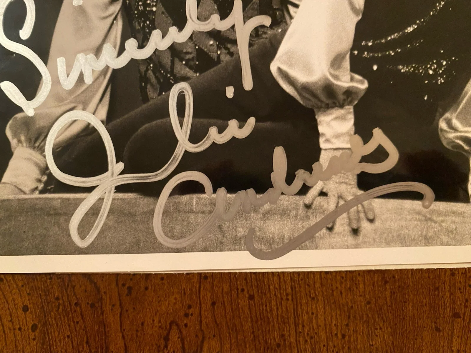 Julie Andrews — Julie Andrews Signed Autographed Photo With COA The Carol Burnett Show RARE, изображение 2
