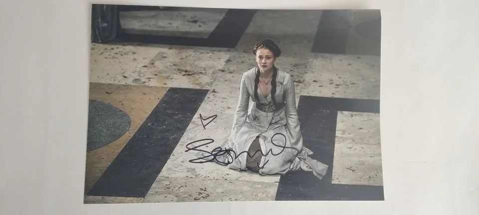 Sophie Turner — Sophie Turner Signed Autographed, image 2