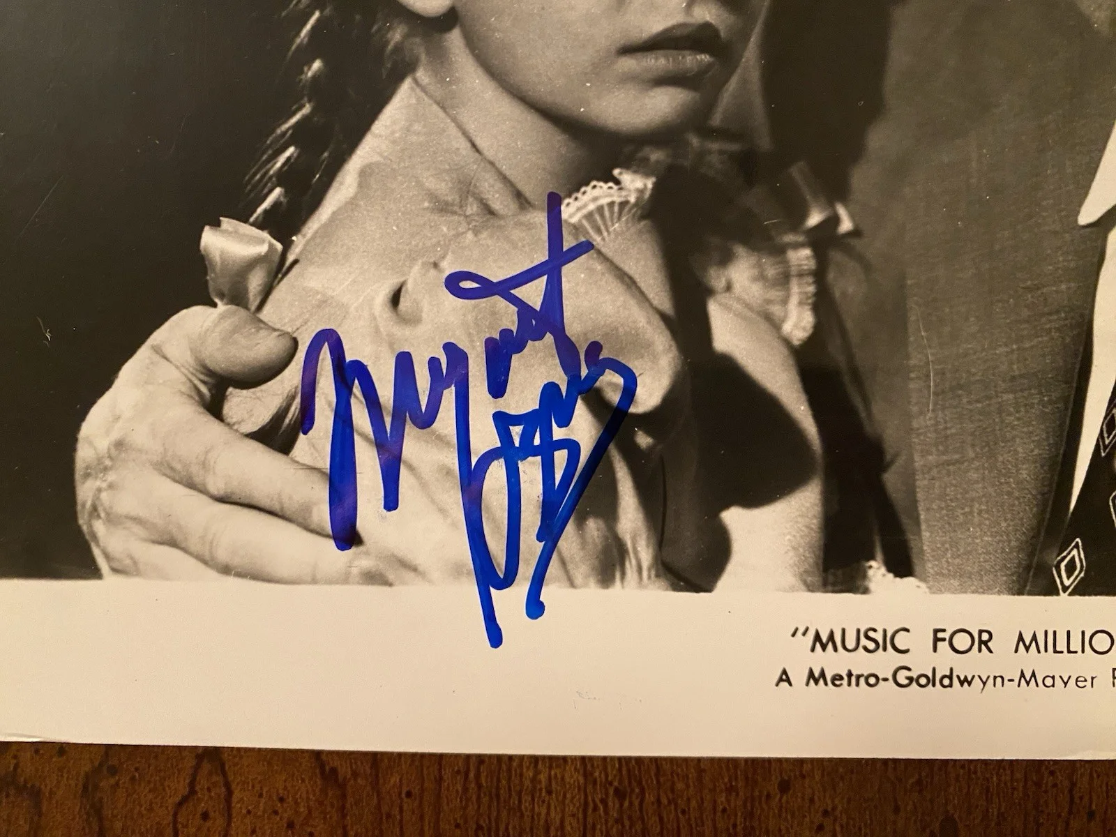 Margaret O’Brien — Margaret O’Brien Signed Autographed Photo With COA Music For Millions NICE, изображение 2