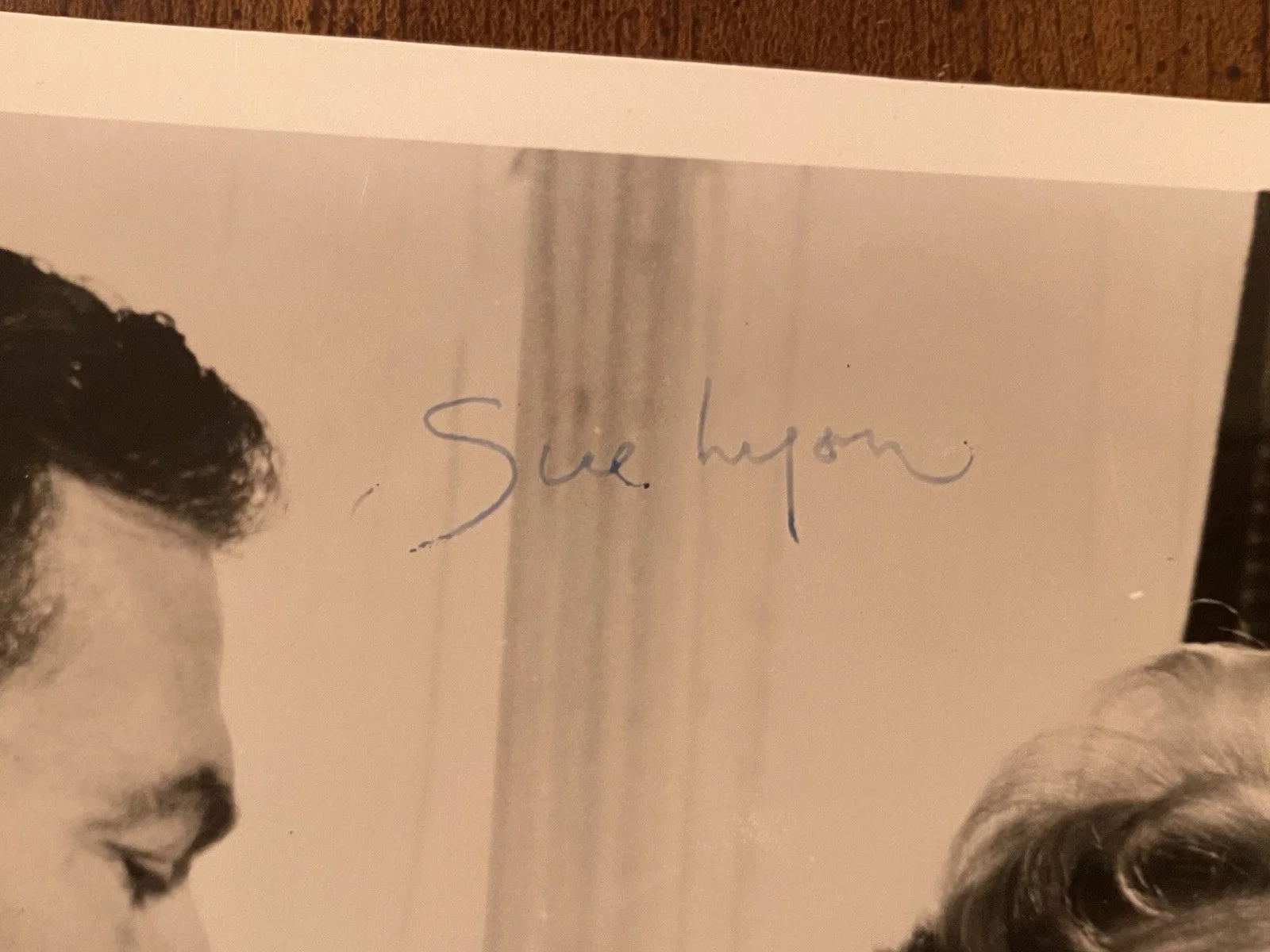Sue Lyon — Sue Lyon Signed Autographed Vintage Photo With COA Lolita RARE, изображение 2