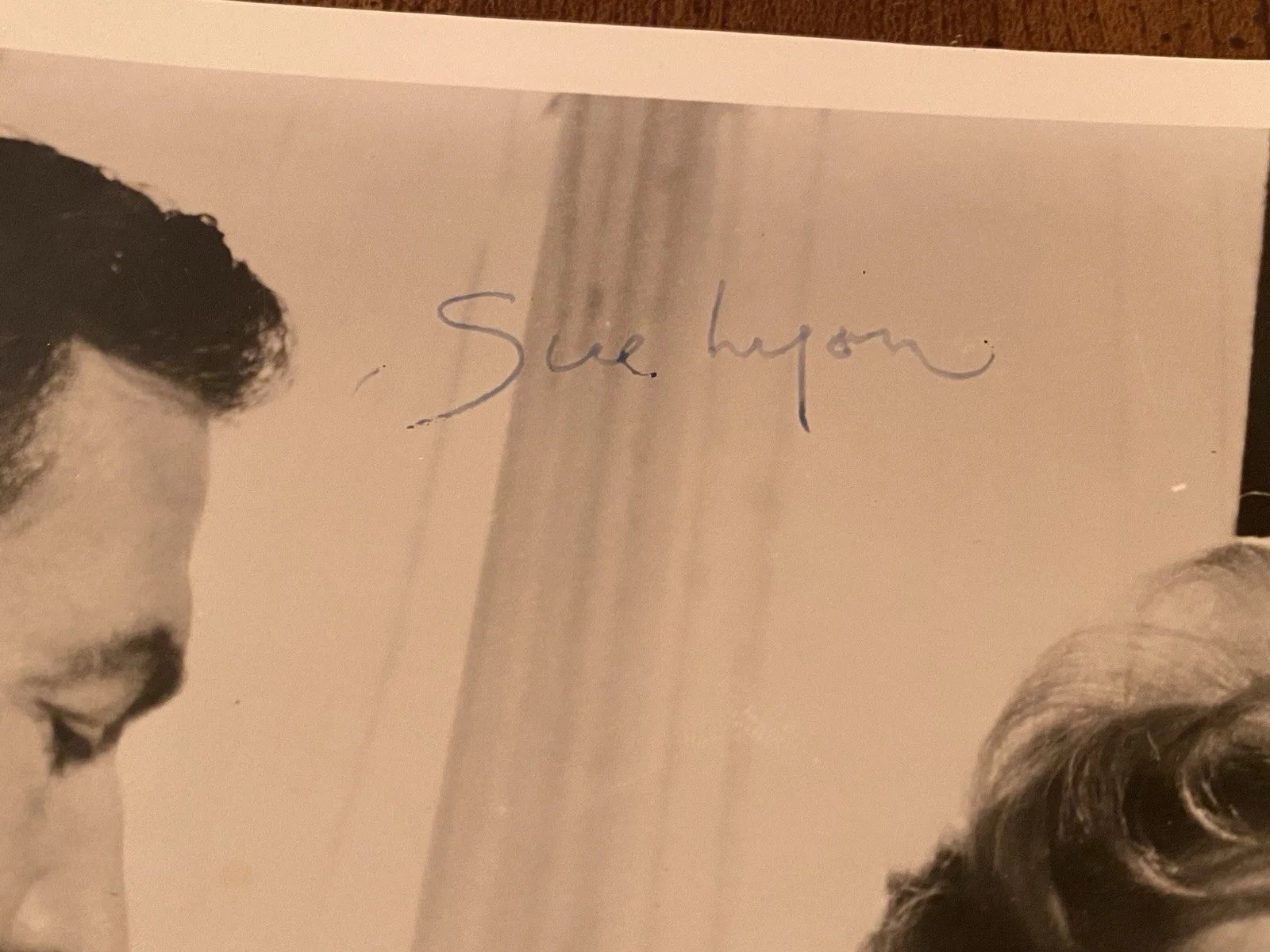 Sue Lyon — Sue Lyon Signed Autographed Vintage Photo With COA Lolita RARE, изображение 3