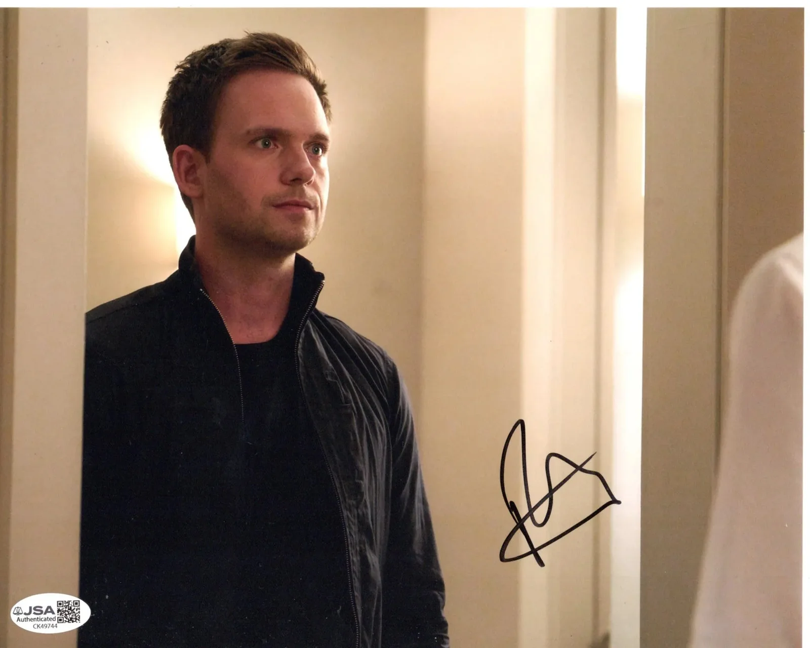 Patrick J. Adams — Patrick J. Adams signed 8x10 Photo Mike Ross - Suits JSA