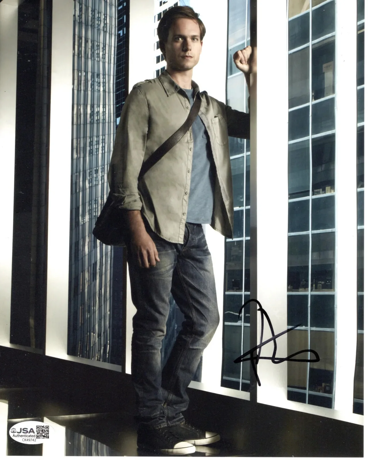 Patrick J. Adams — Patrick J. Adams signed 8x10 Photo Mike Ross - Suits JSA