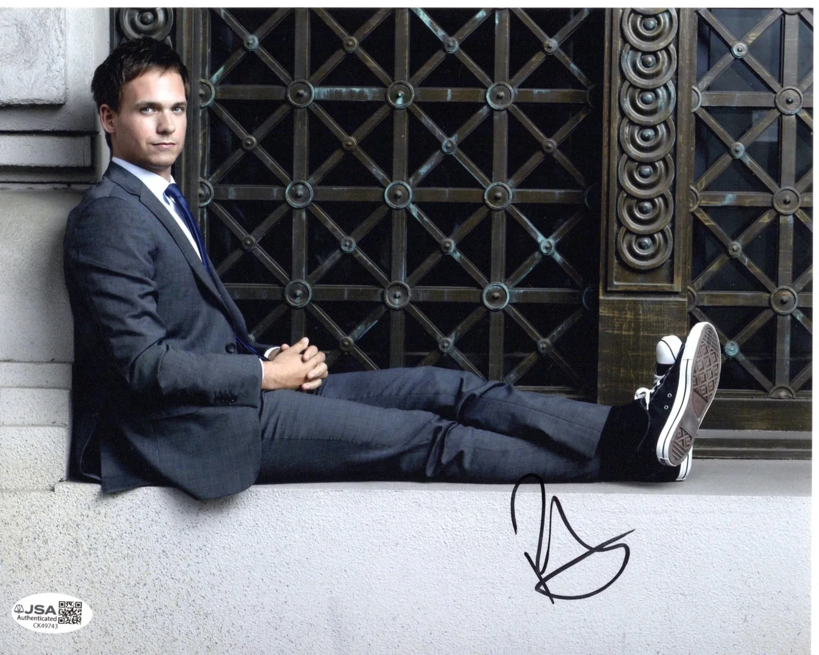 Patrick J. Adams — Patrick J. Adams signed 8x10 Photo Mike Ross - Suits JSA