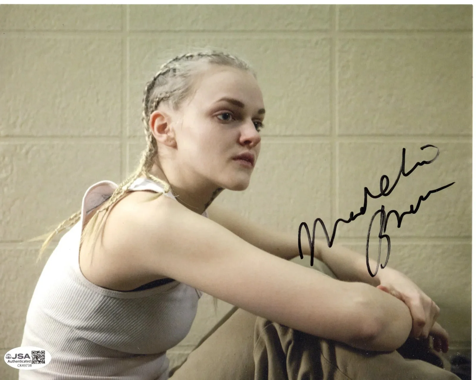 Madeline Brewer — Madeline Brewer signed 8x10 Photo Tricia Miller - Orange Is the New Black JSA