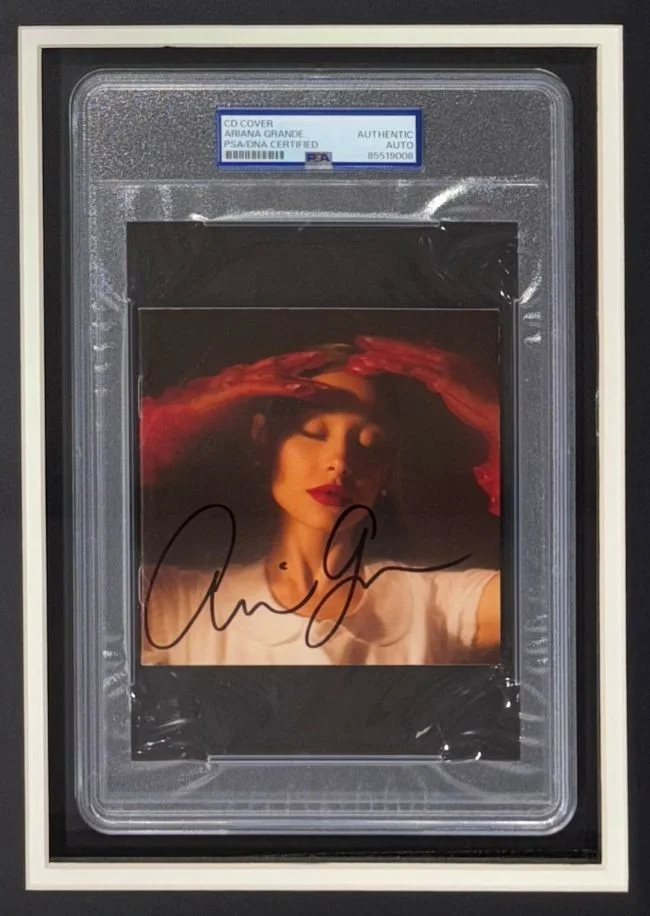 Ariana Grande — Ariana Grande Signed Framed Eternal Sunshine CD Insert w/ 11x14 Photo 2 PSA, изображение 2