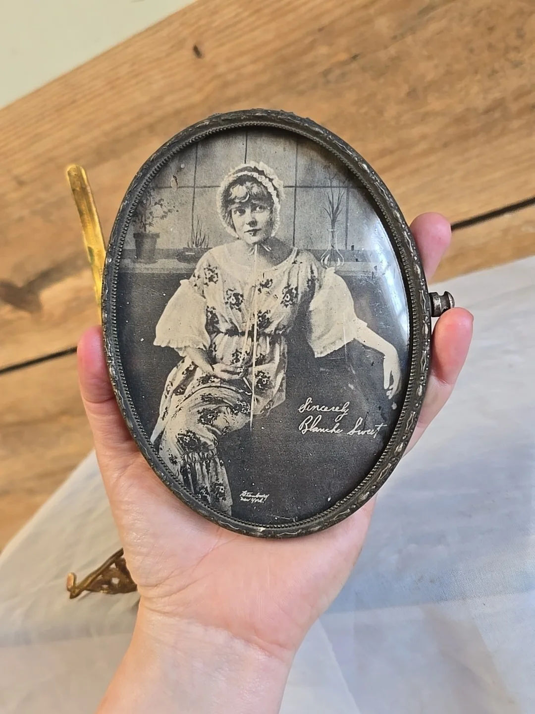 Antique Metal Framed Convex Glass Signed Blanche Sweet Silent Film Actress Photo, изображение 3