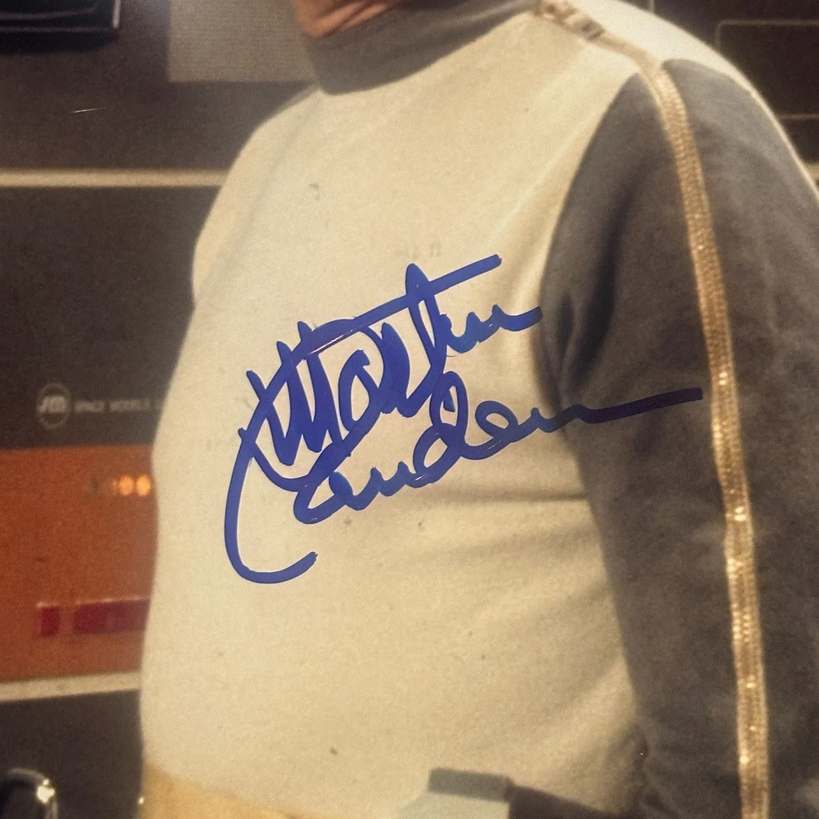 MARTIN LANDAU — MARTIN LANDAU Signed 11x14 PHOTO Beckett (BAS) Authenticated, image 2