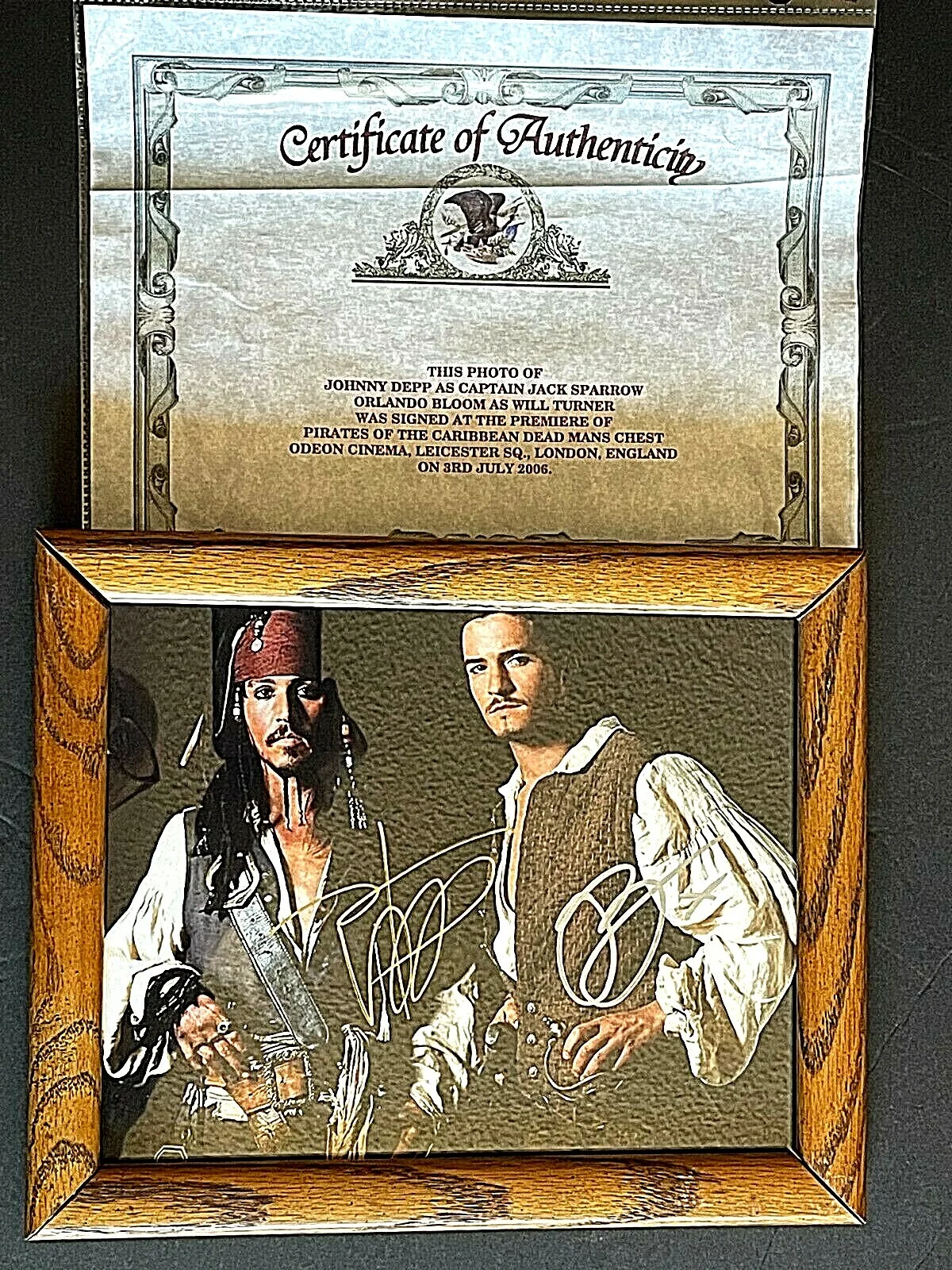 ORLANDO BLOOM & JOHNNY DEPP AUTOGRAPHED FRAMED PHOTO 8x10 2006 LONDON PREMIERE, изображение 2