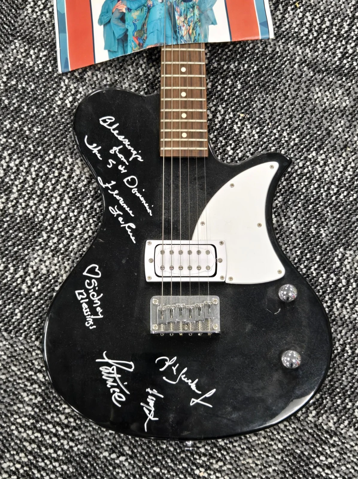 The 5th Dimension Group Signed Full Size Electric Guitar In Person 2022, изображение 2