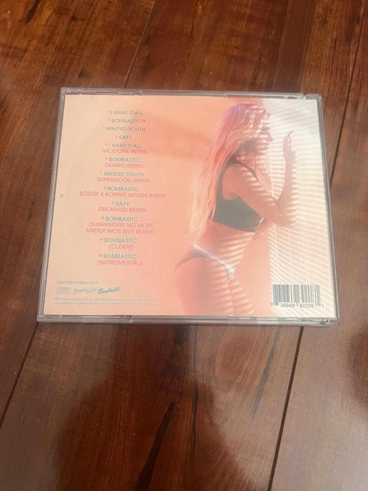 Bonnie McKee Bombastic Signed CD In Hand 10th Anniversary Hot City Forever 21, изображение 2
