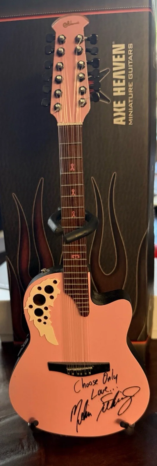Melissa Etheridge — MELISSA ETHERIDGE SIGNED AUTOGRAPH MINI MINIATURE MODEL GUITAR Pink
