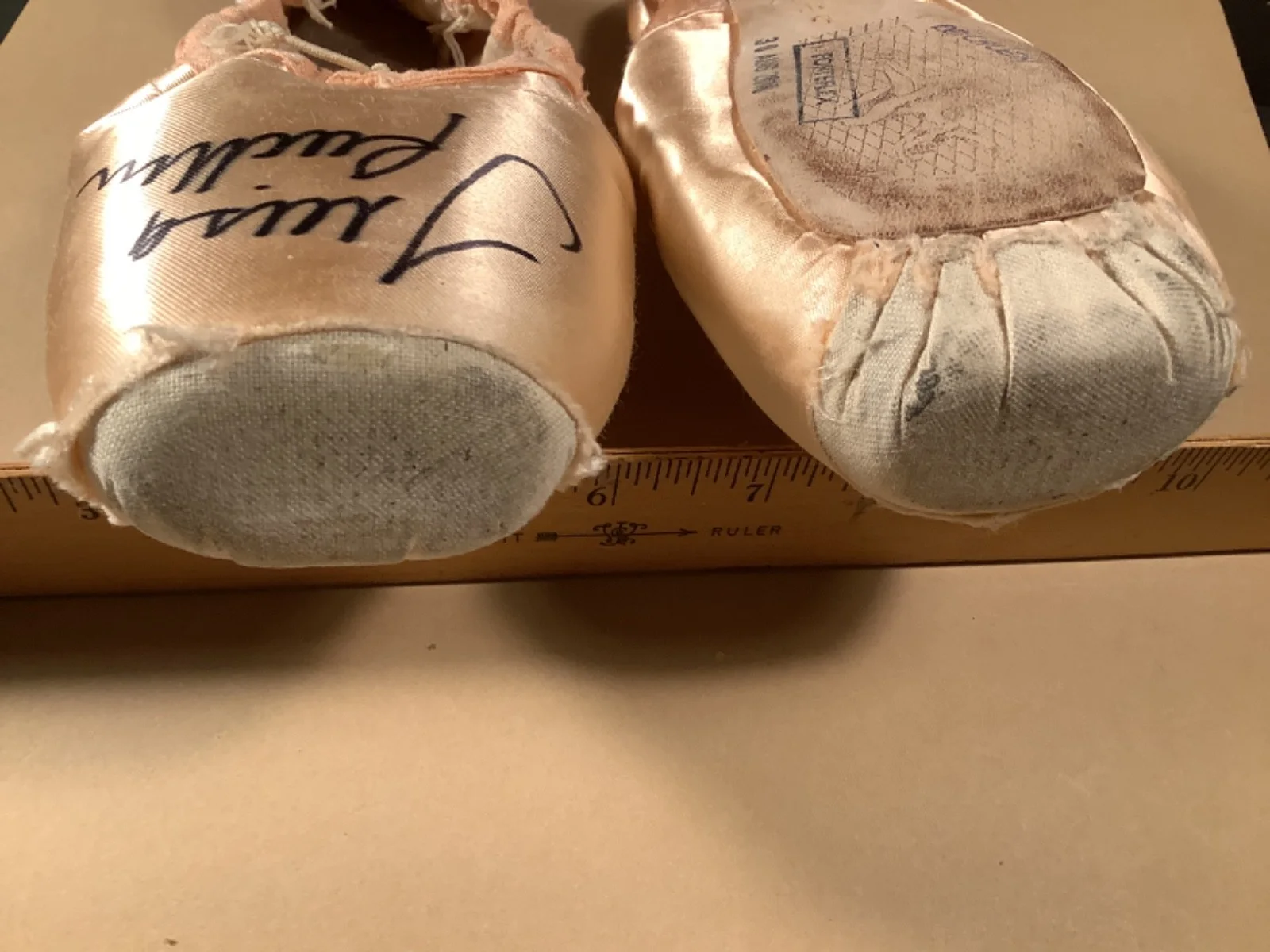 Beautiful TERESA REICHLEN New York City Ballet dancer Autographed Pointe Shoes, изображение 4