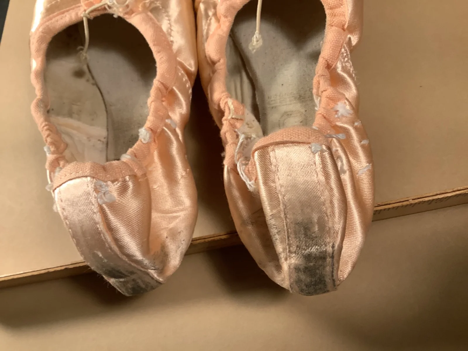 Beautiful TERESA REICHLEN New York City Ballet dancer Autographed Pointe Shoes, изображение 5