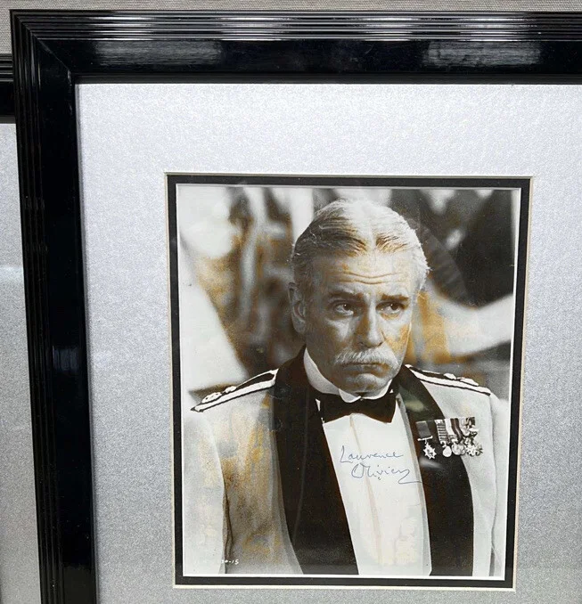 Laurence Olivier — Laurence Olivier Hand-Signed 9” X 7.5” Photo Autograph Framed & Matted, изображение 2