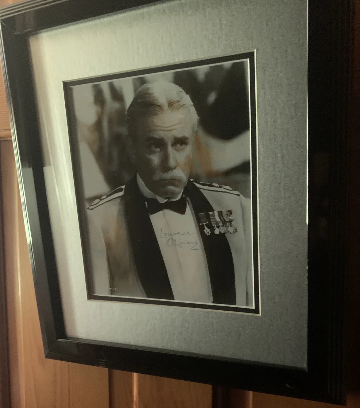 Laurence Olivier — Laurence Olivier Hand-Signed 9” X 7.5” Photo Autograph Framed & Matted, изображение 5