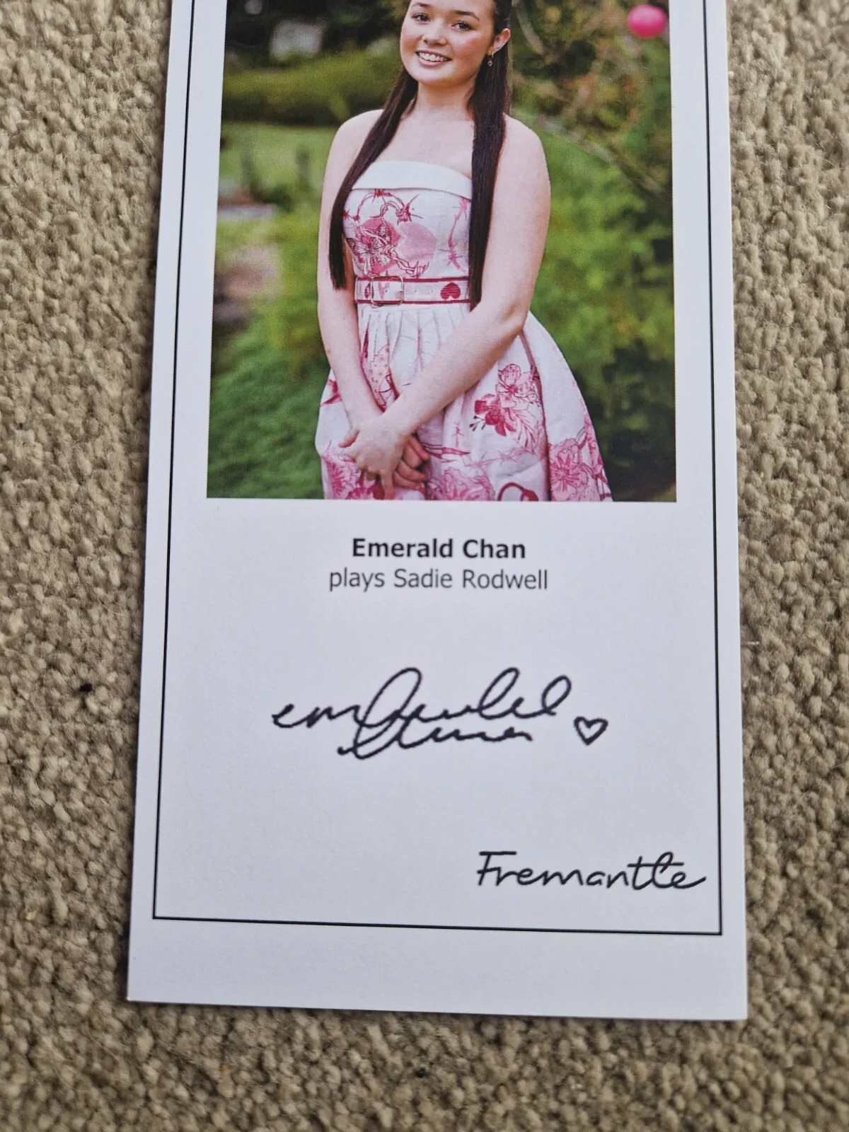 EMERALD CHAN AS SADIE RODWELL SIGNED 2022 NEIGHBOURS CAST FAN CARD (FINAL CAST), изображение 2
