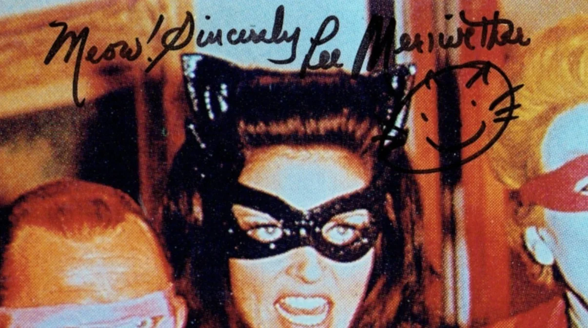 LEE MERIWETHER — LEE MERIWETHER HAND SIGNED PHOTO 10x8 BATMAN 1966 CATWOMAN WITH "VILLAINS" COA, image 2