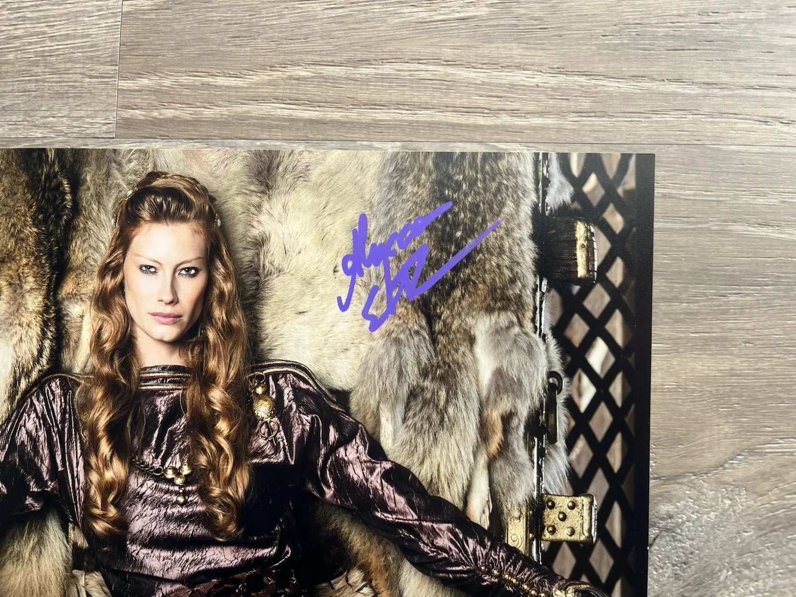 Alyssa Sutherland — Alyssa Sutherland Signed Vikings 8x10 Photo Aslaug JSA COA, image 3