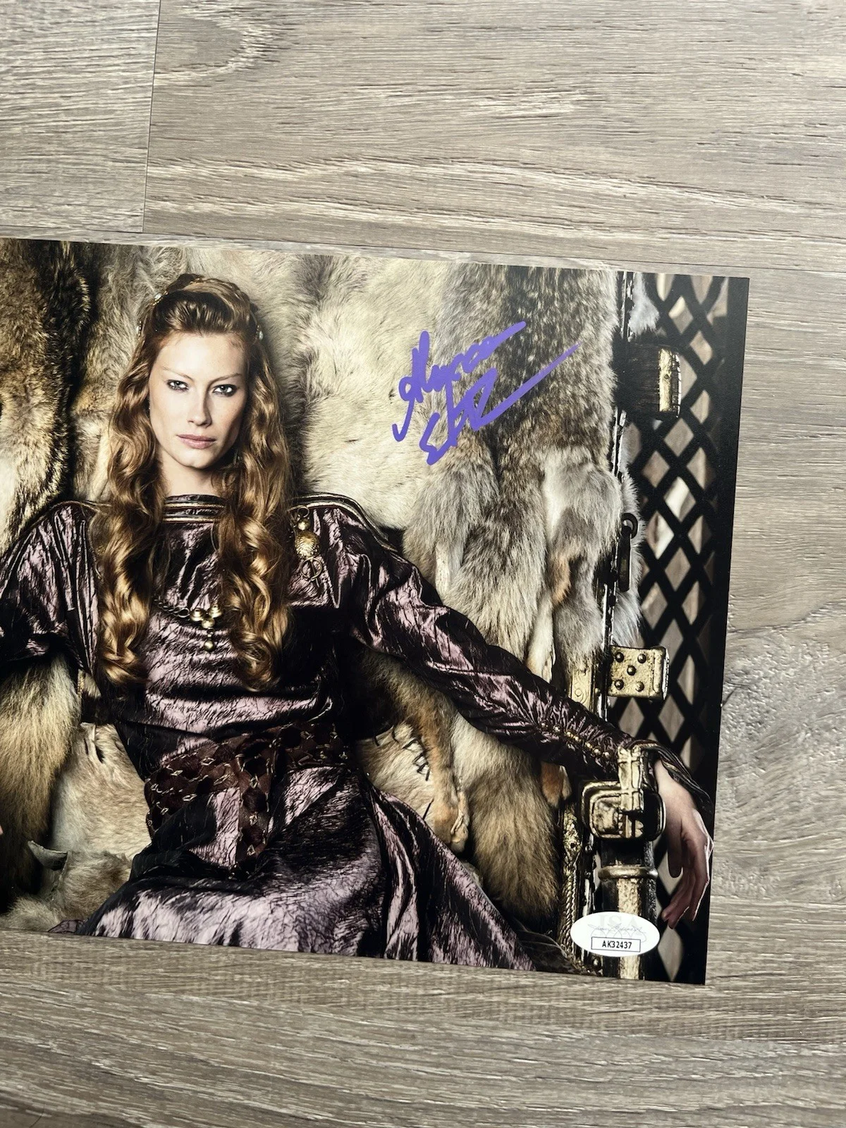 Alyssa Sutherland — Alyssa Sutherland Signed Vikings 8x10 Photo Aslaug JSA COA, image 4