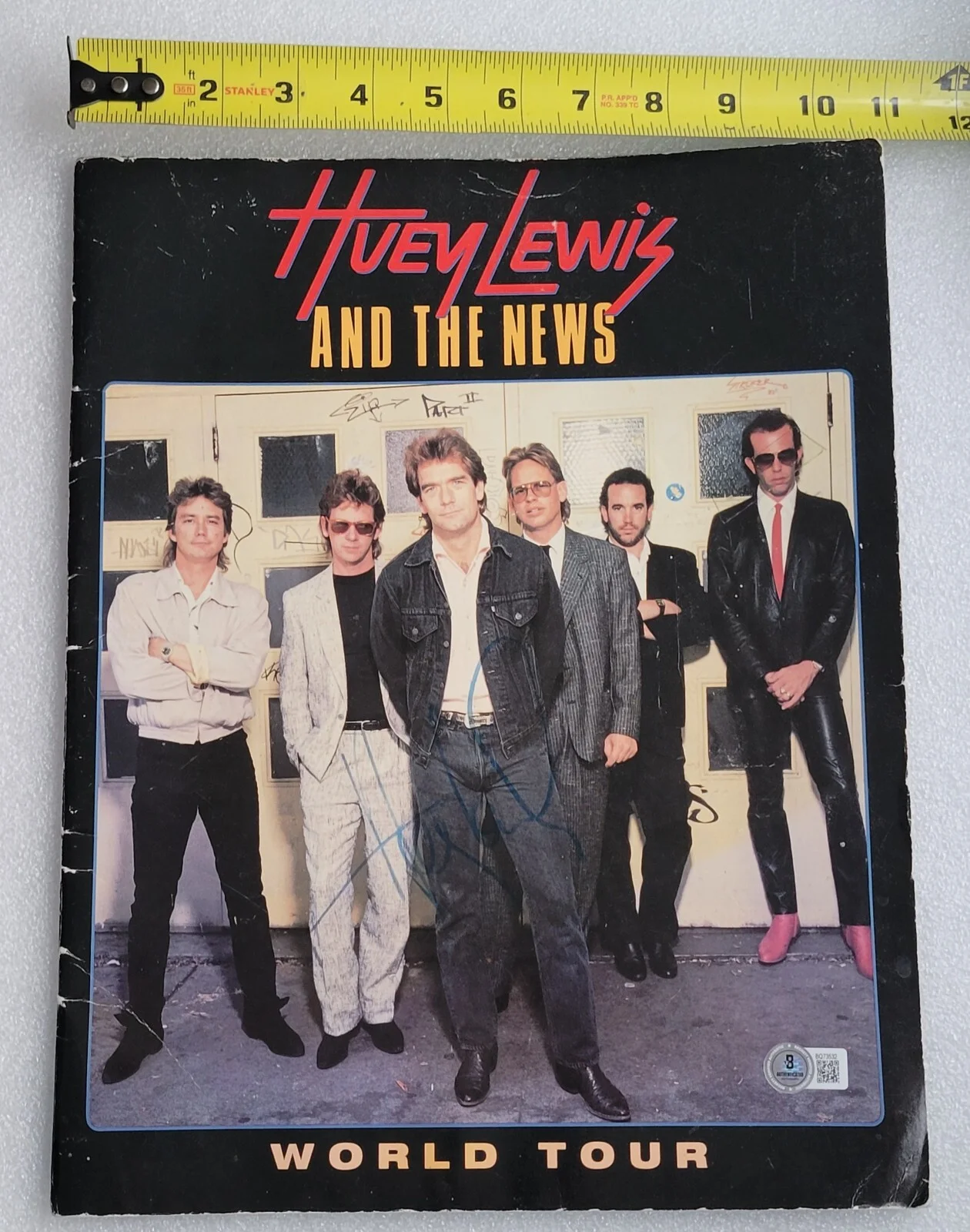 HUEY LEWIS PROGRAM SIGNED BECKETT BAS COA AUTOGRAPHED AND THE NEWS WORLD TOUR, изображение 2