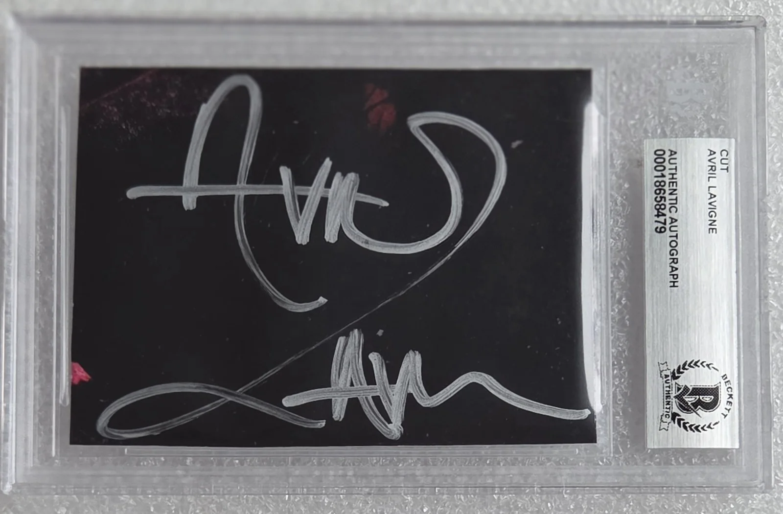 AVRIL LAVIGNE SIGNED BECKETT BAS COA CUT AUTOGRAPHED MUSIC SLABBED PRESENT GIFT, изображение 2