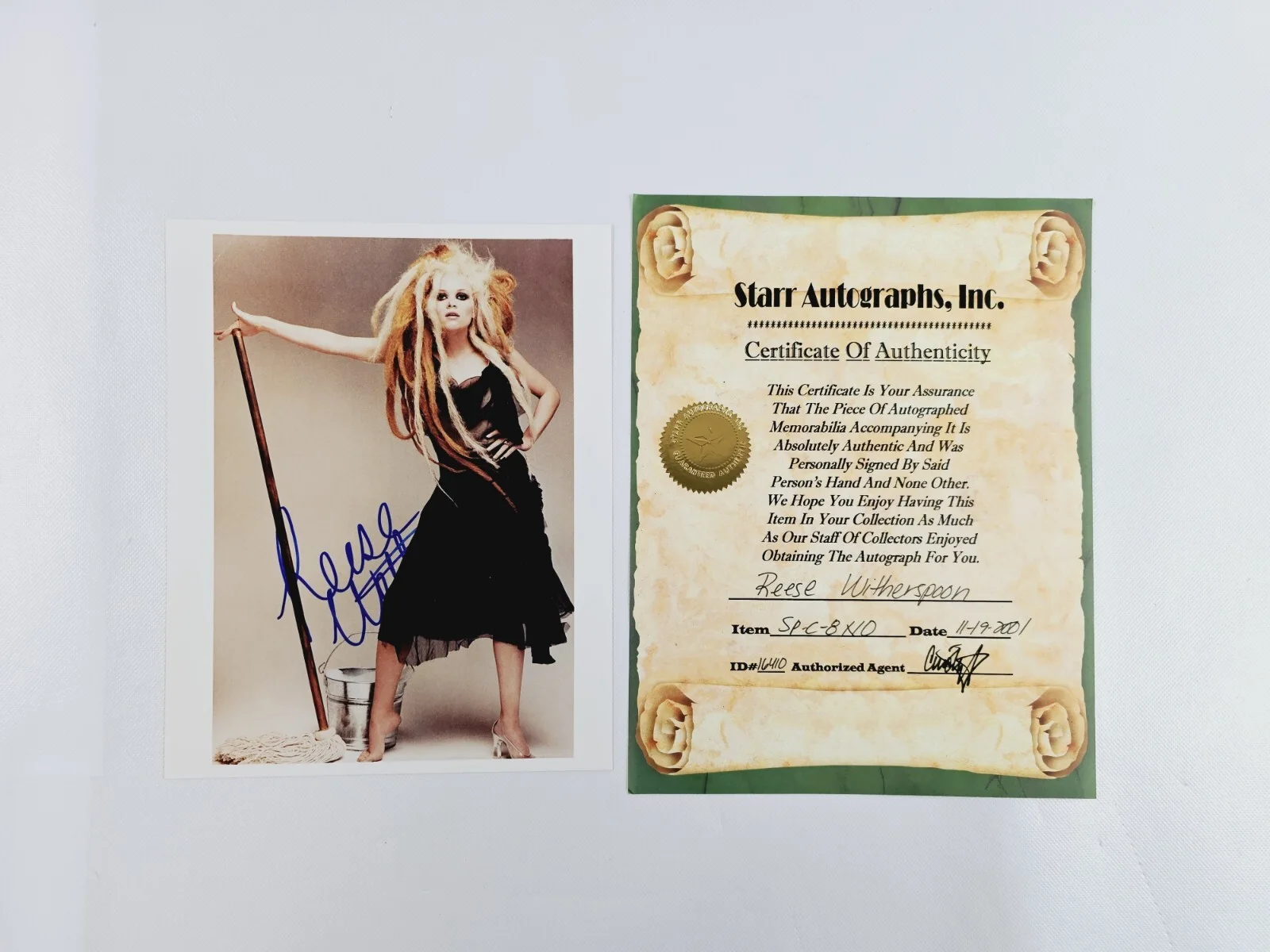 Reese Witherspoon — Reese Witherspoon Signed Autographed 8x10 Photo With COA Pin-Up Glossy Picture