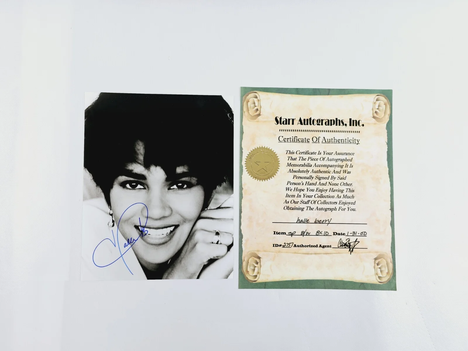 Halle Berry — Halle Berry Signed Autographed 8x10 Photo w/COA Pin-Up Glossy Risqué Picture