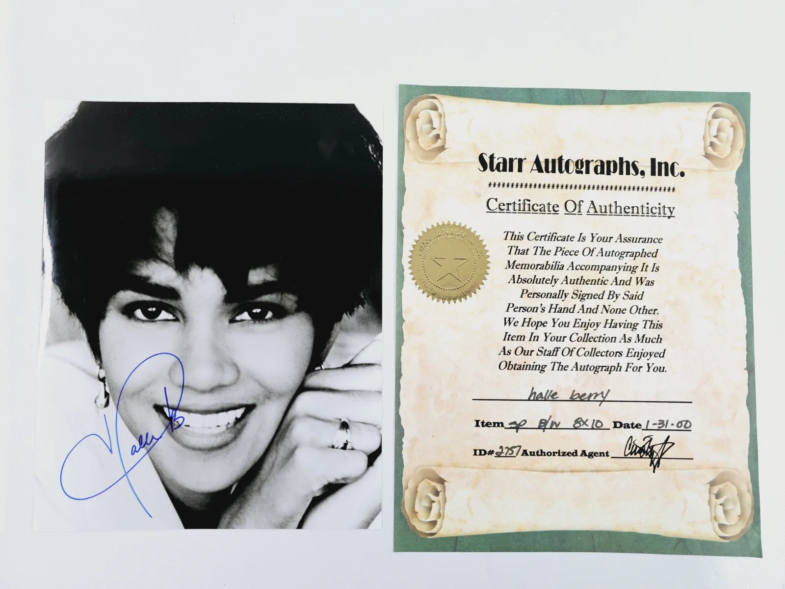 Halle Berry — Halle Berry Signed Autographed 8x10 Photo w/COA Pin-Up Glossy Risqué Picture, изображение 2